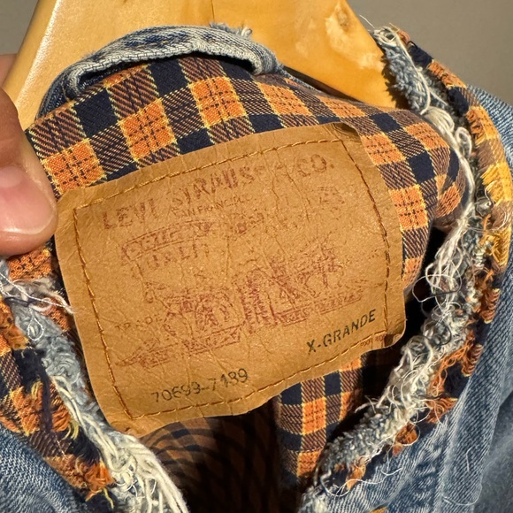 Vintage Levi’s Light Wash Heavily Distressed Denim Jacket - Picture 4 of 6